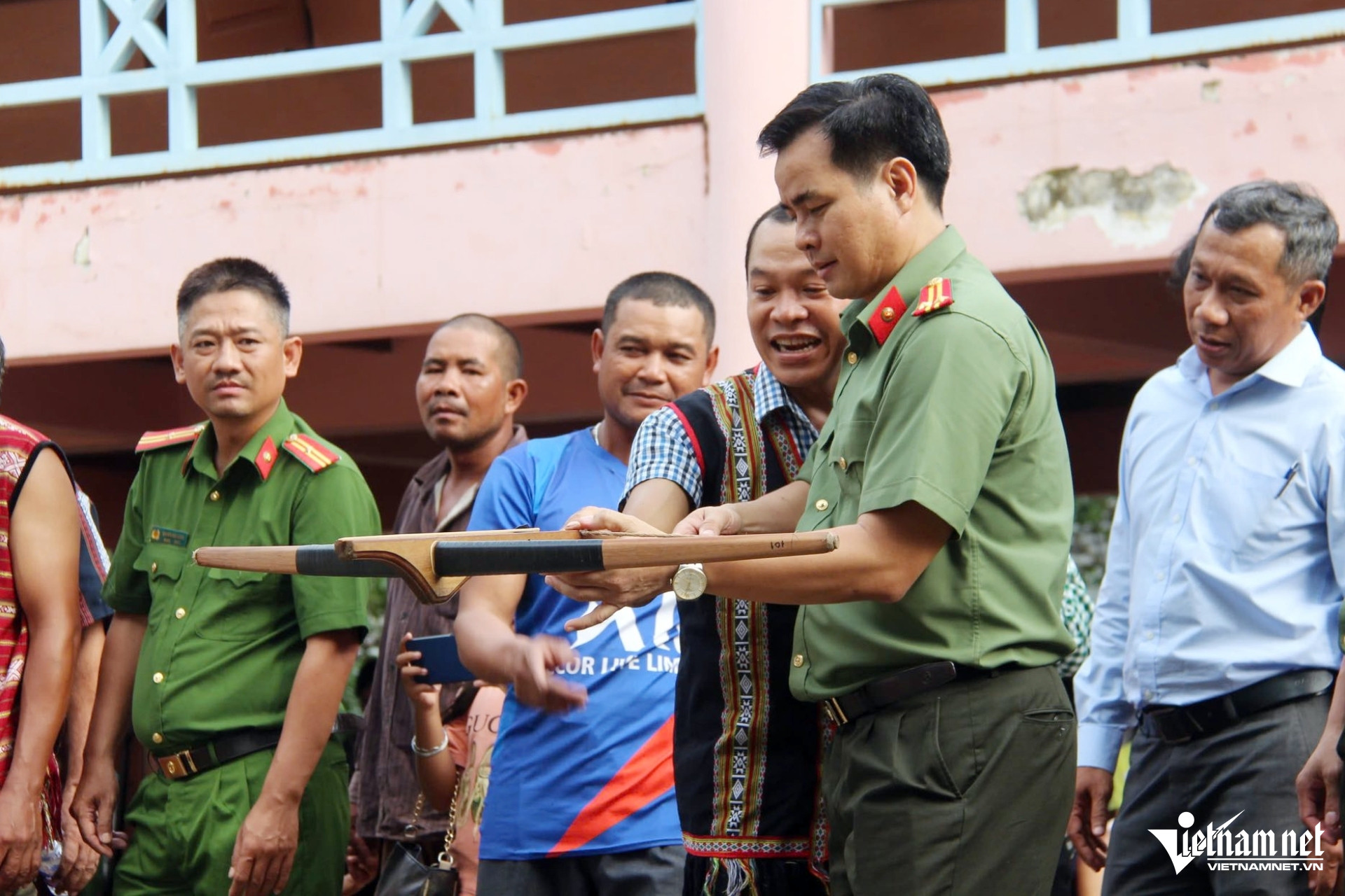 Người đồng bào hướng dẫn kỹ thuật giương nỏ ngắm bắn trong ngày hội